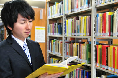 洋書を読んでいる人